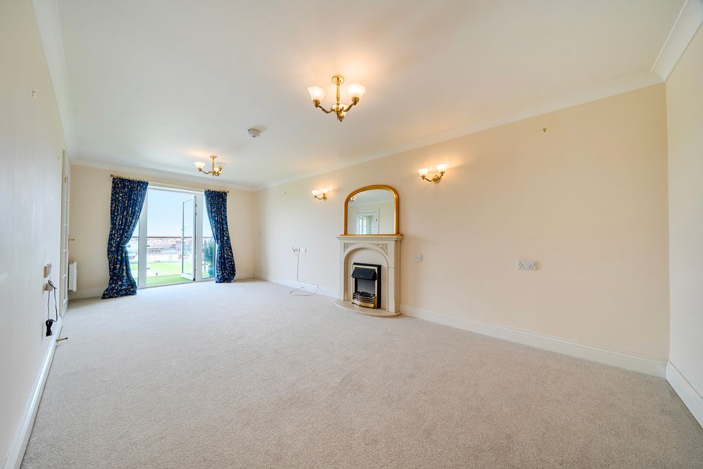 Property photo 2 of 28 Living / Dining Room