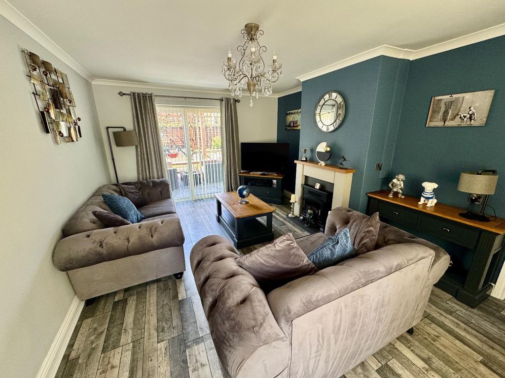 Property photo 2 of 17 Lounge