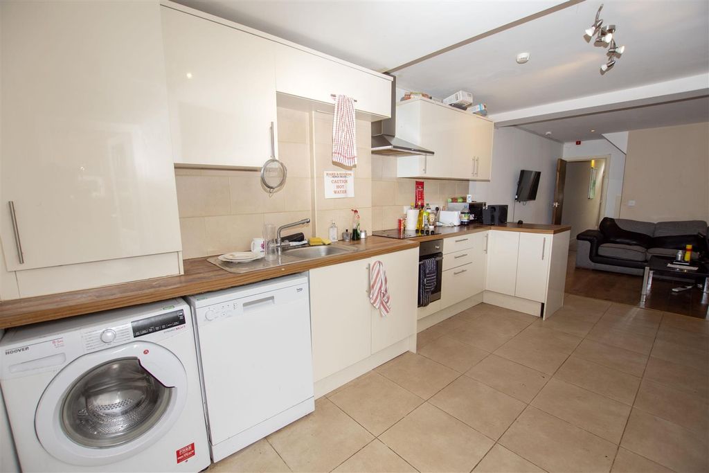 Property photo 3 of 12 Approach