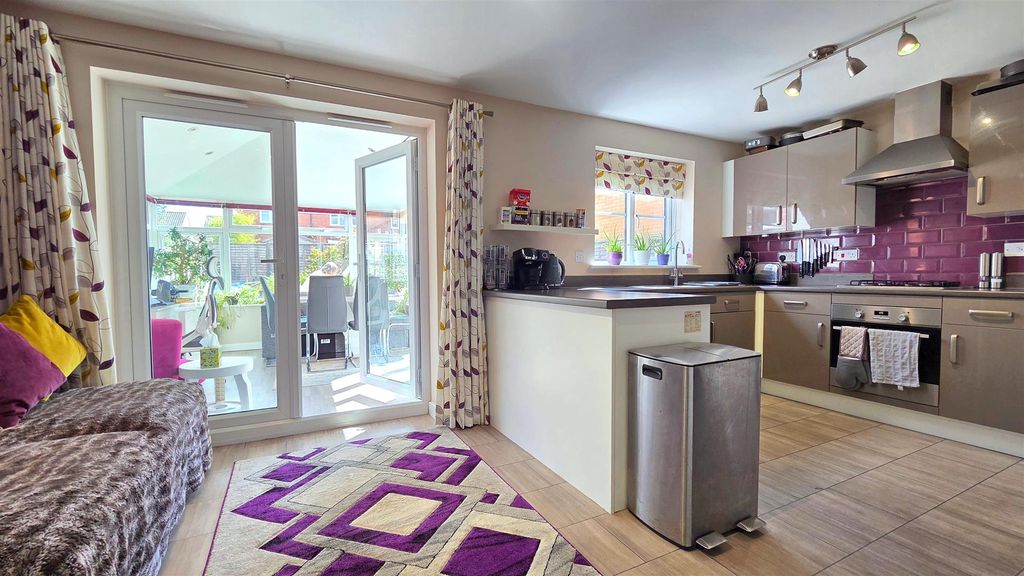 Property photo 3 of 18 Kitchen/Diner