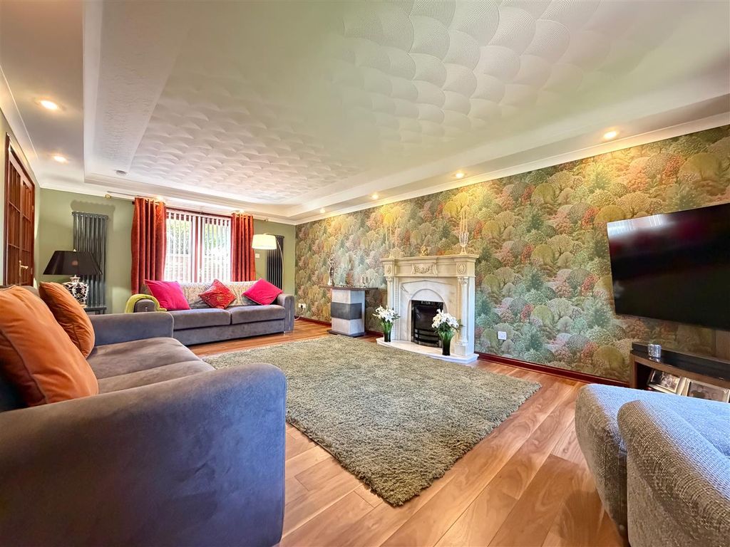 Property photo 3 of 34 Lounge