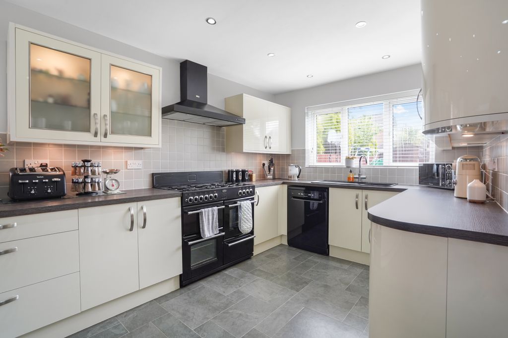 Property photo 3 of 19 Kitchen 2