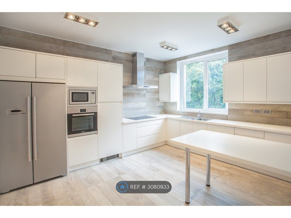 Property photo 3 of 8 Kitchen