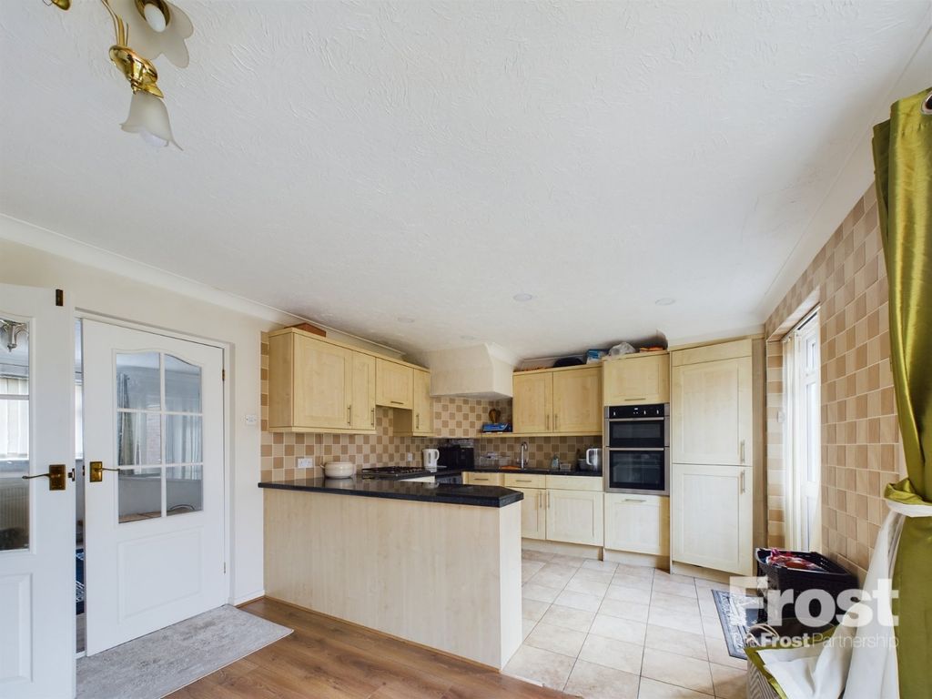 Property photo 3 of 9 Kitchen