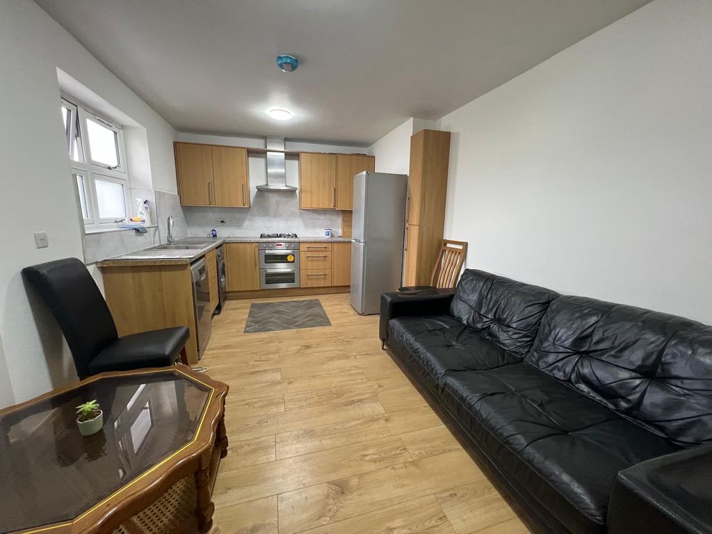 Property photo 1 of 7 One Bedroom First Floor Flat Close To Ilford Station- £1600 Inclusive