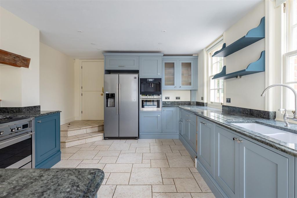 Property photo 2 of 40