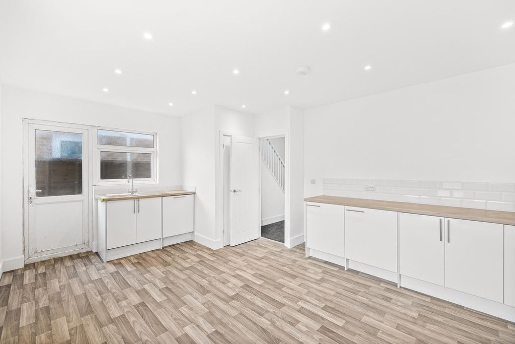 Property photo 3 of 16 Kitchen