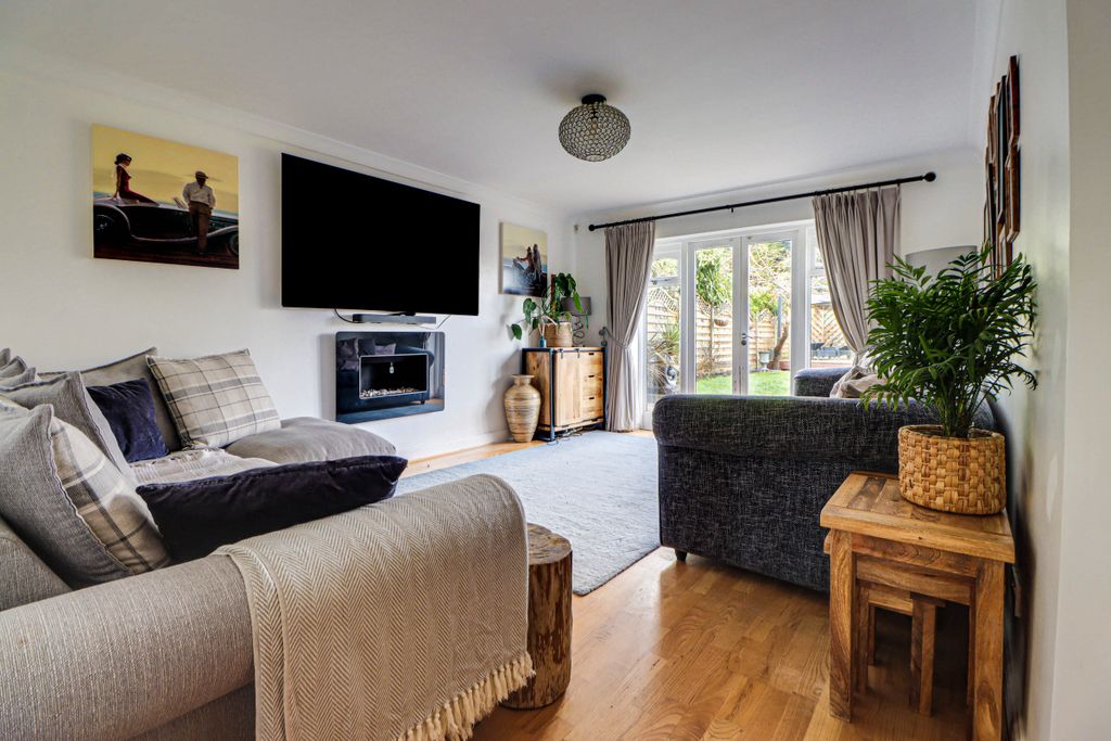 Property photo 2 of 22 Living Room