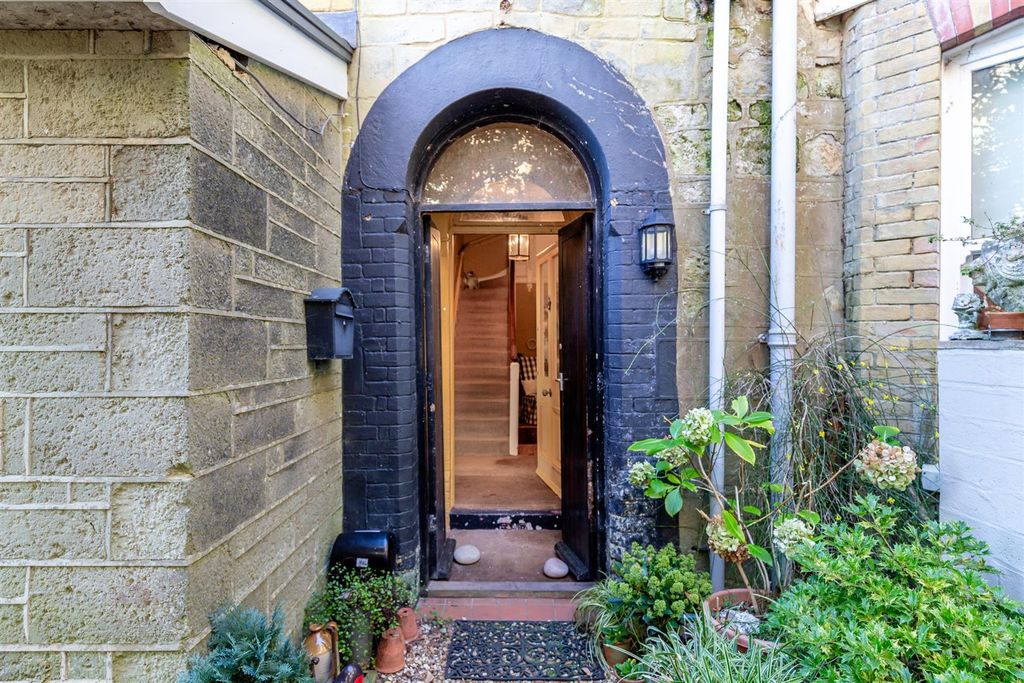 Property photo 2 of 22 Entrance