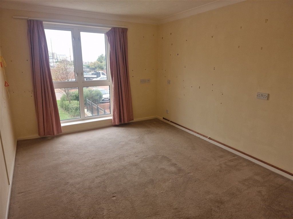 Property photo 2 of 6 Bedroom