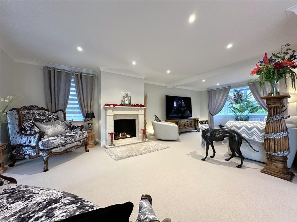 Property photo 2 of 30 Generous Open-Plan Living Space 480