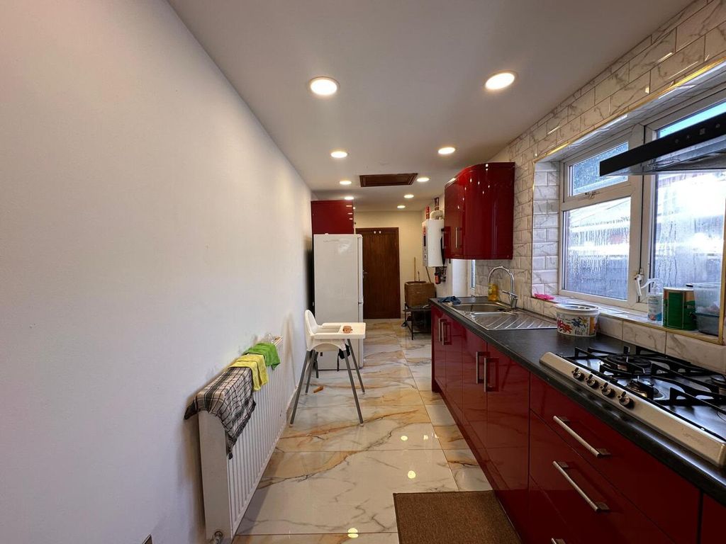 Property photo 3 of 10 Kitchen