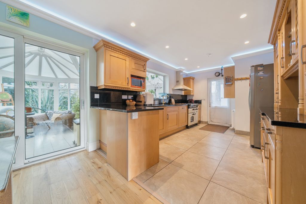 Property photo 2 of 21 Kitchen