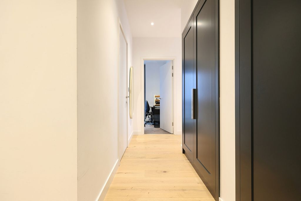 Property photo 2 of 31 Entrance Hallway