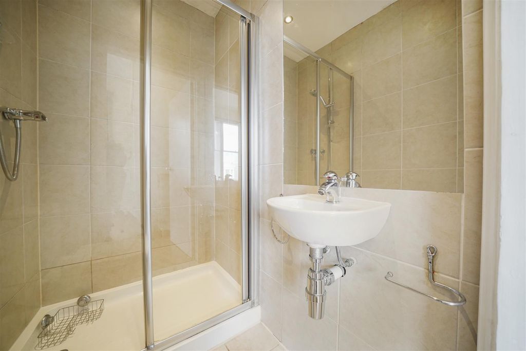 Property photo 3 of 10 Flat 3, 40 Elsham Road - Tc43Flomwtnvurxazcwl.Jpg