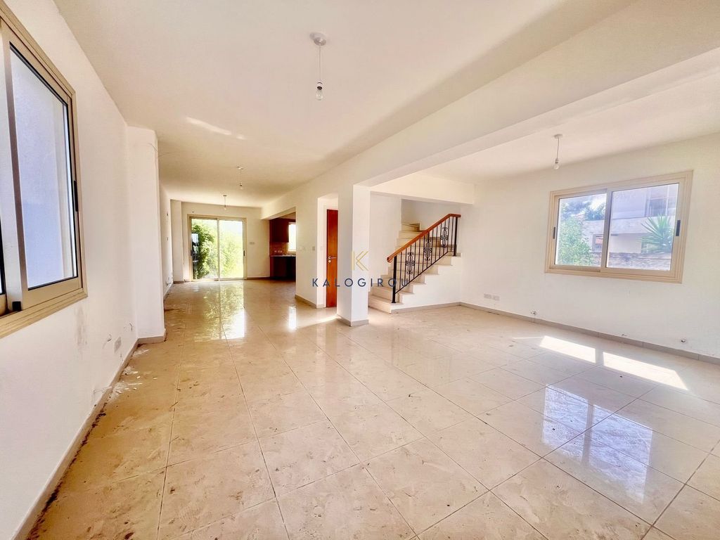 Property photo 2 of 28