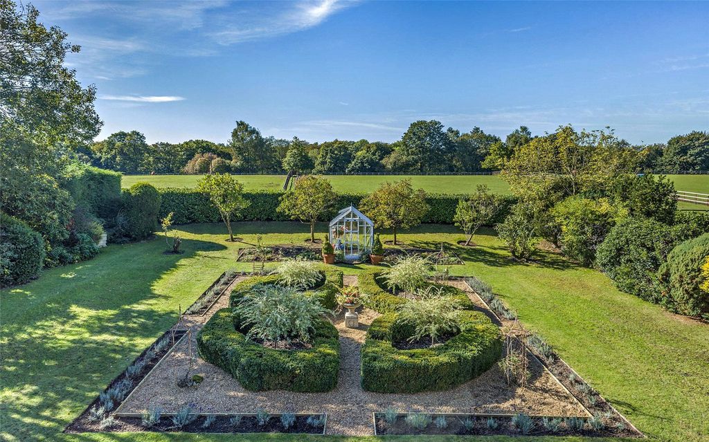 Property photo 2 of 24 Garden