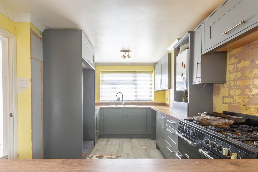 Property photo 3 of 7 Kitchen