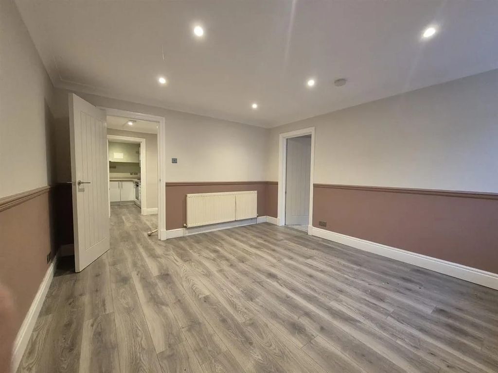 Property photo 3 of 10 Photo 1