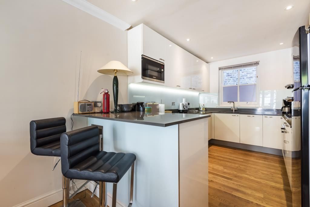Property photo 3 of 10 Kitchen
