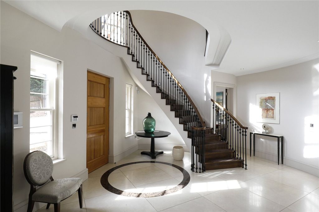 Property photo 1 of 19 Entrance Hall