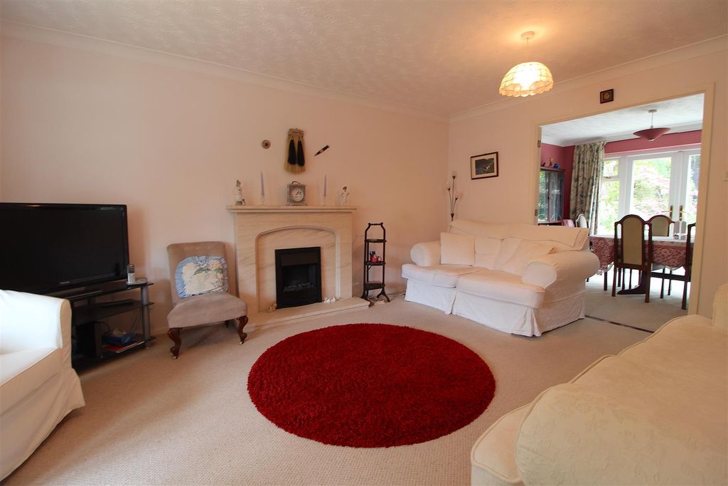 Property photo 3 of 17 Lounge