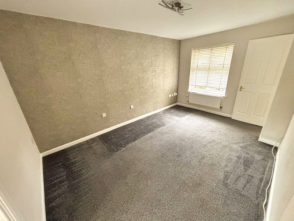 Property photo 3 of 10 Living Room