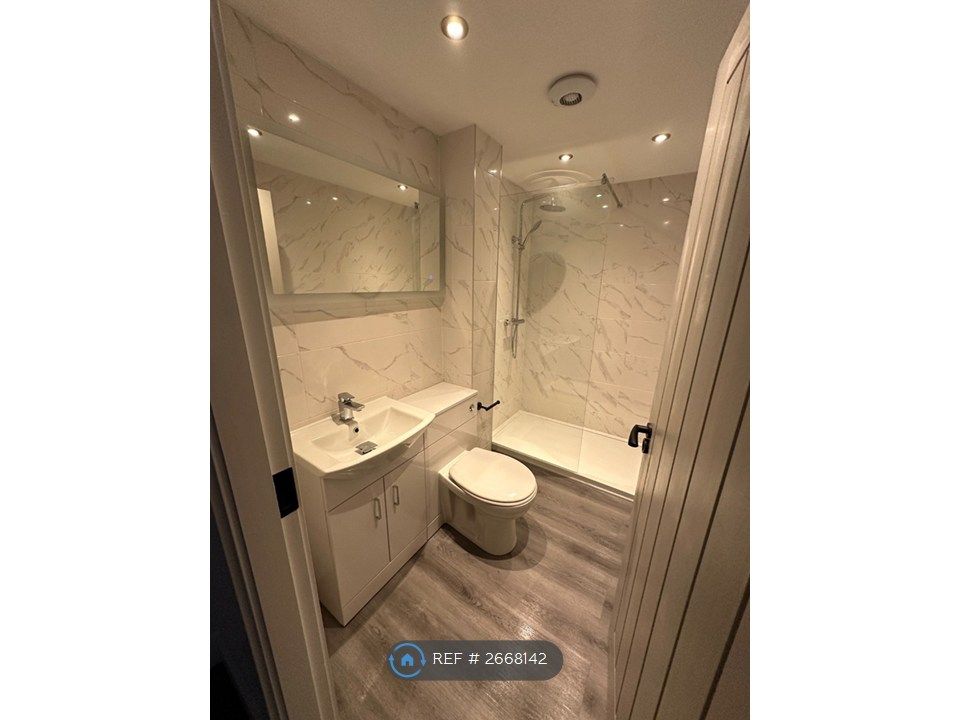 Property photo 3 of 10 Bathroom