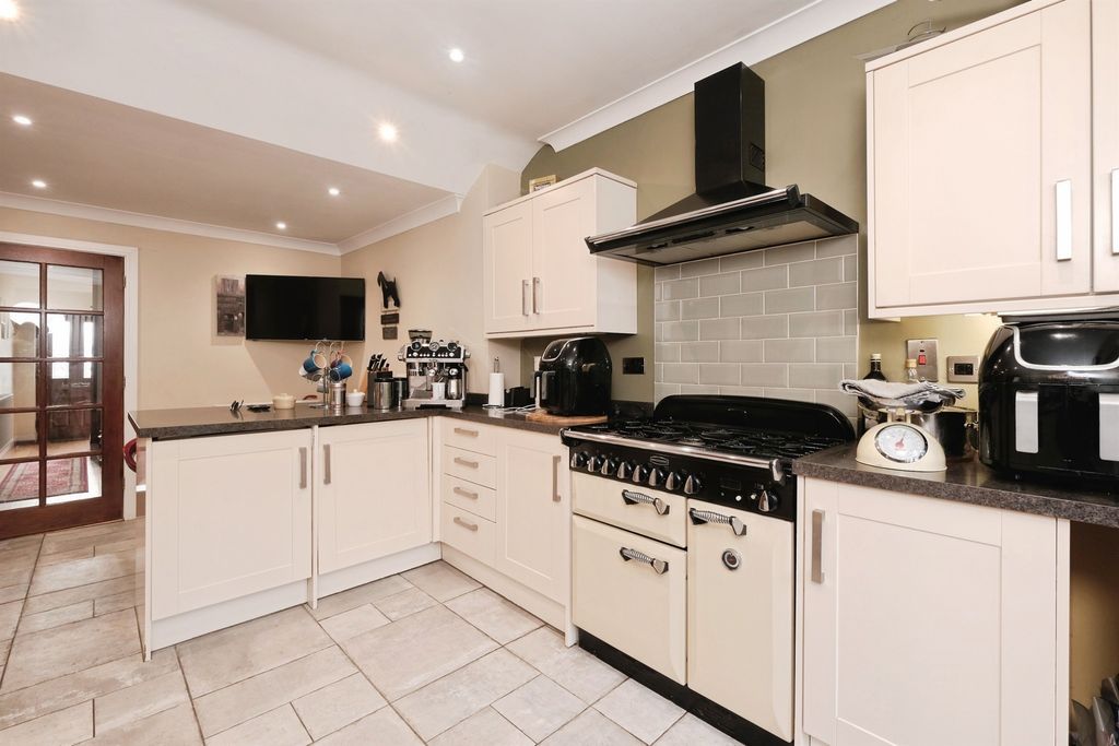 Property photo 3 of 34