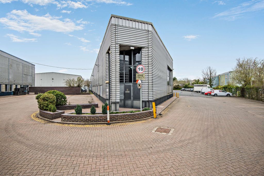 Property photo 3 of 10 8683568-Exterior06-800