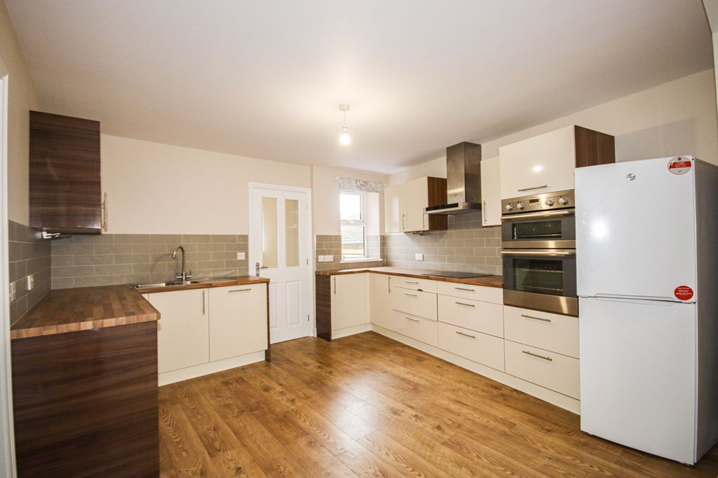 Property photo 3 of 11 Kitchen