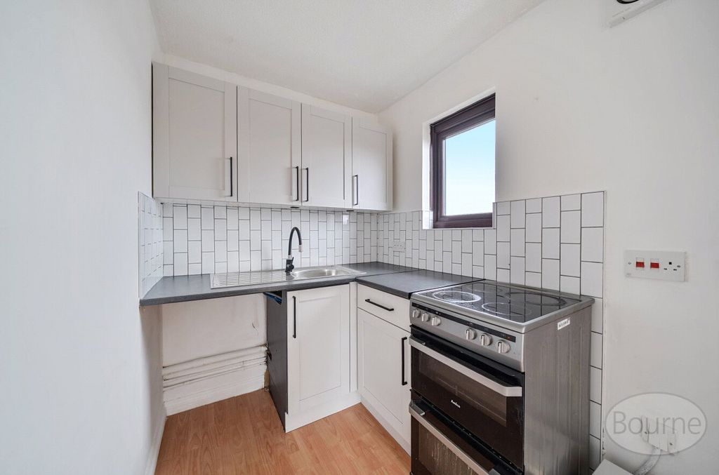 Property photo 3 of 18 Picture No. 12