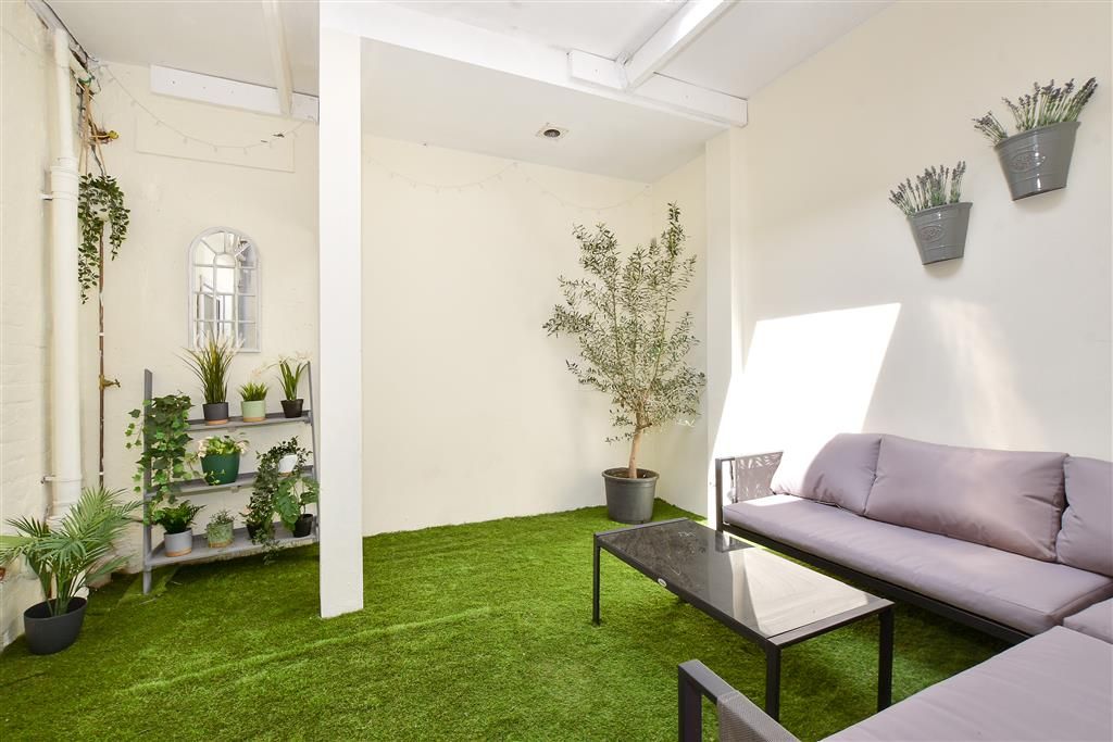 Property photo 2 of 10 Enclosed Courtyard