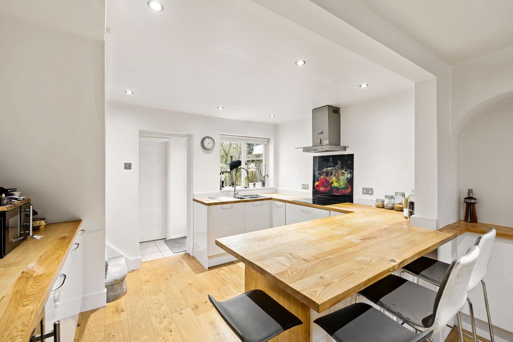 Property photo 3 of 23