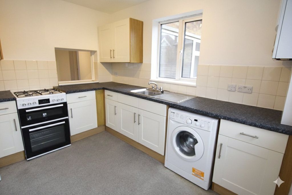 Property photo 2 of 11 Kitchen