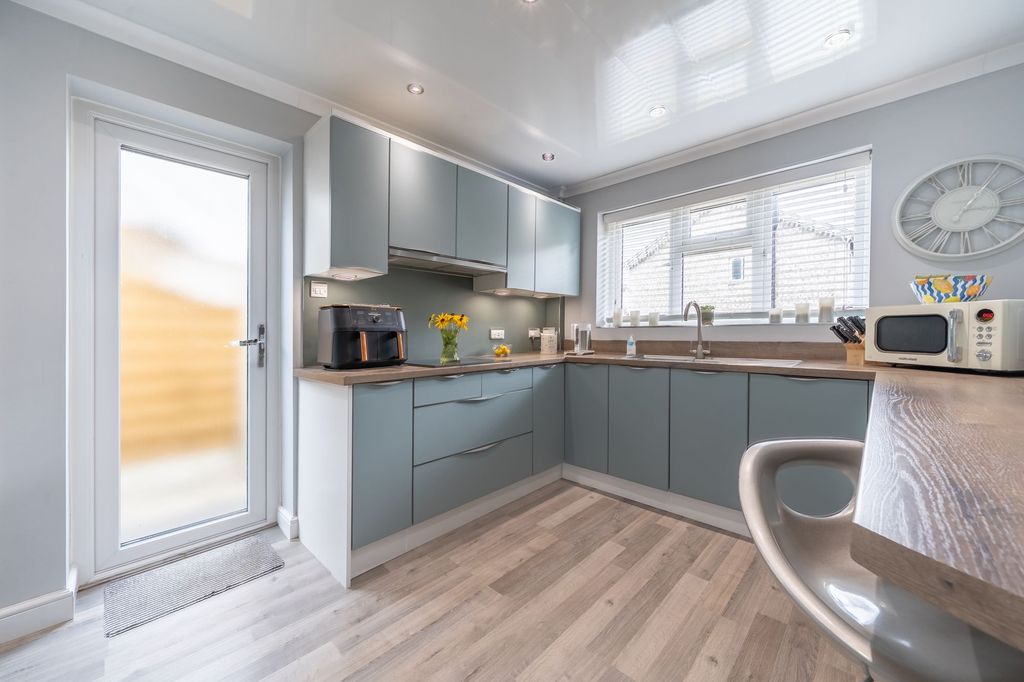 Property photo 3 of 28