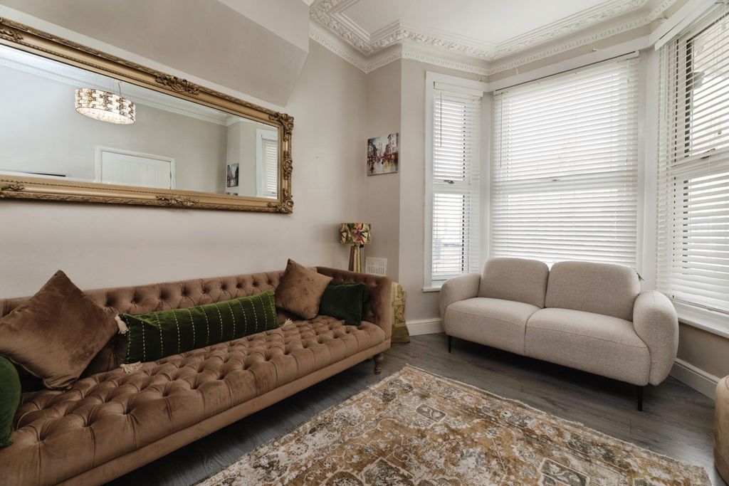 Property photo 3 of 20 Reception 2