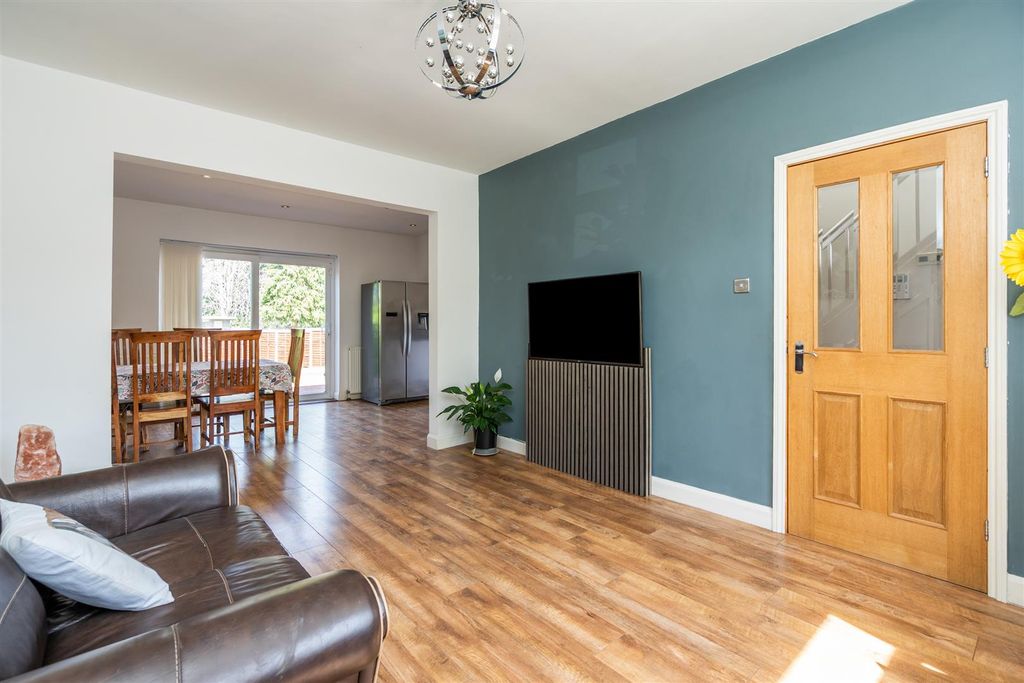 Property photo 3 of 18 151 Dovehouse Lane_9.Jpg