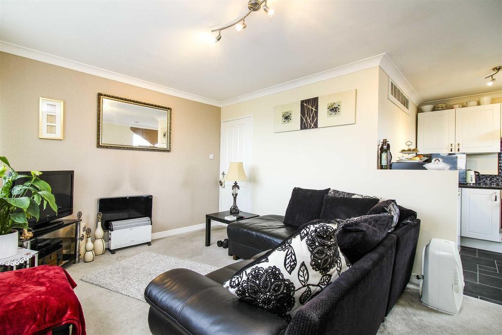 Property photo 2 of 6 Living/Dining Room