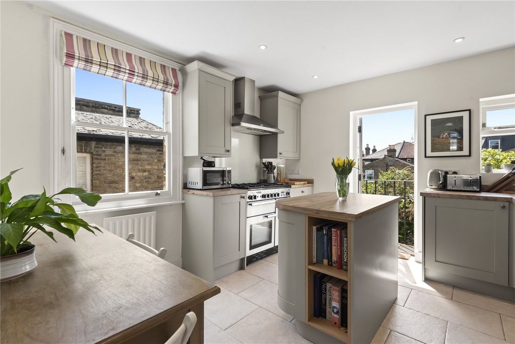 Property photo 1 of 10 Kitchen