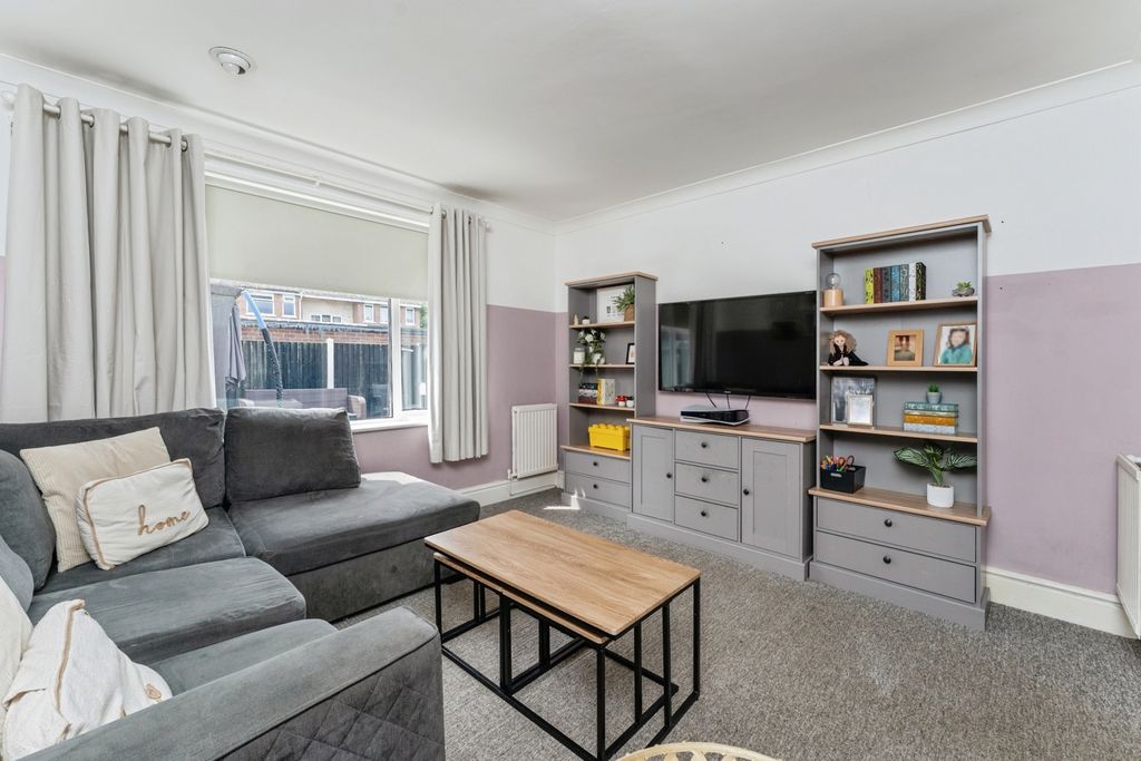 Property photo 1 of 17 Lounge