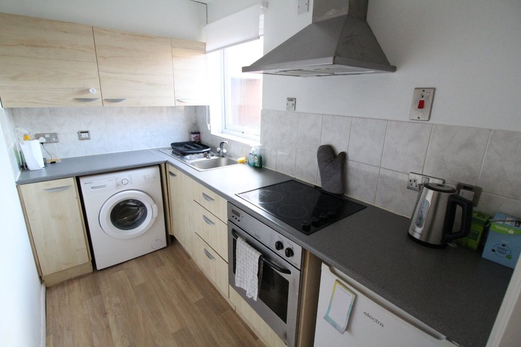 Property photo 3 of 8 Kitchen