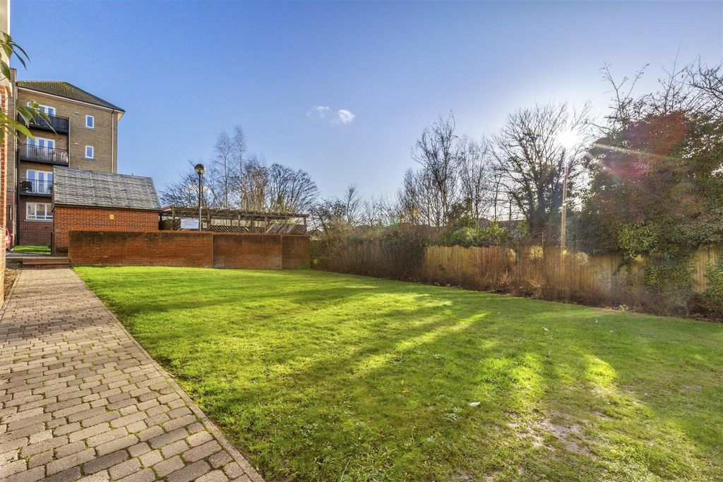 Property photo 2 of 13 12 Ives House, Ercolani Ave, Hp13 7Fz-10.Jpg