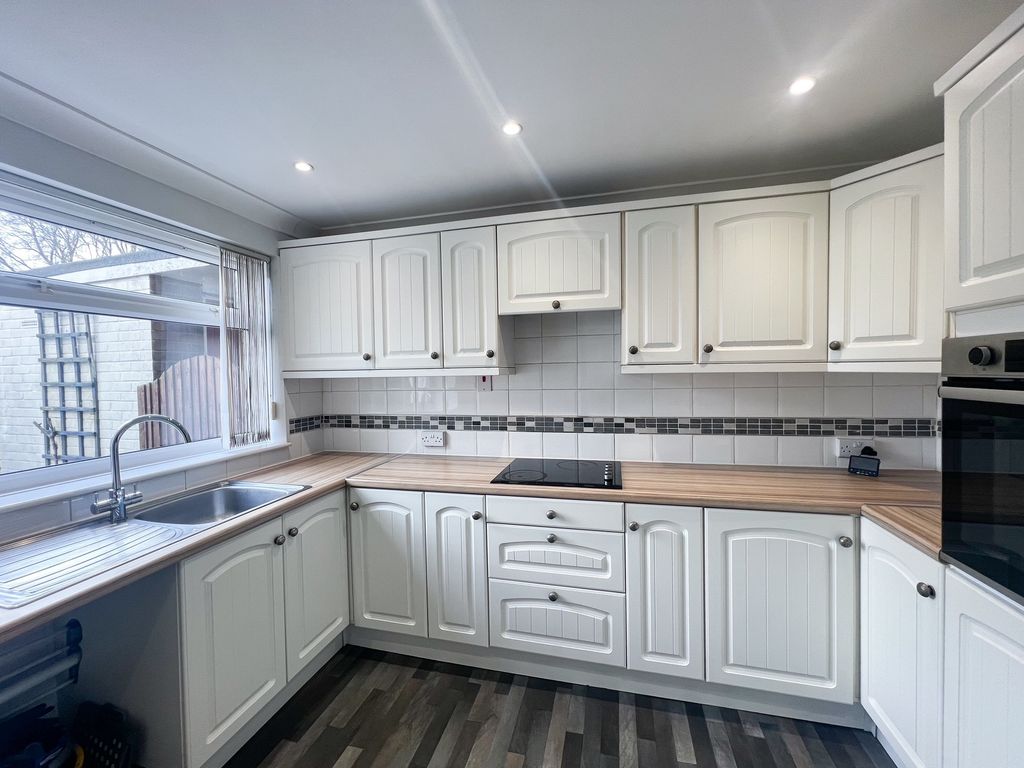 Property photo 3 of 11 Kitchen