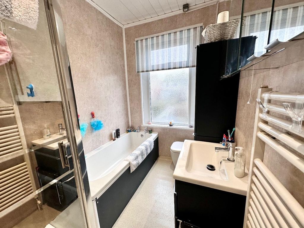 Property photo 3 of 16 House Bathroom