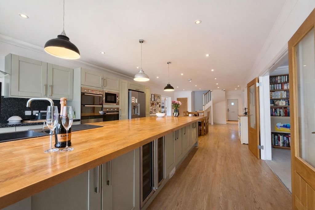 Property photo 3 of 31