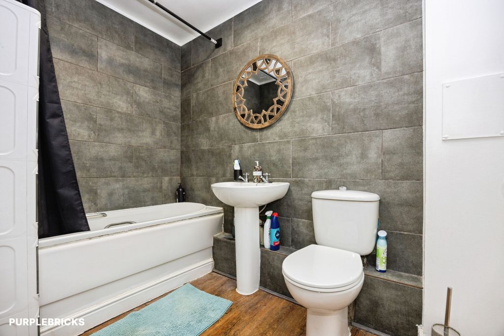 Property photo 3 of 14 Bathroom