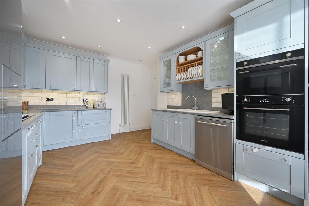 Property photo 2 of 15 Westcroft Gardens
