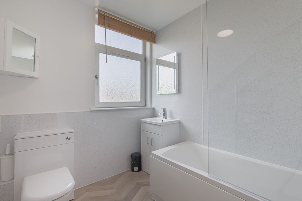 Property photo 3 of 14 Bathroom (1)