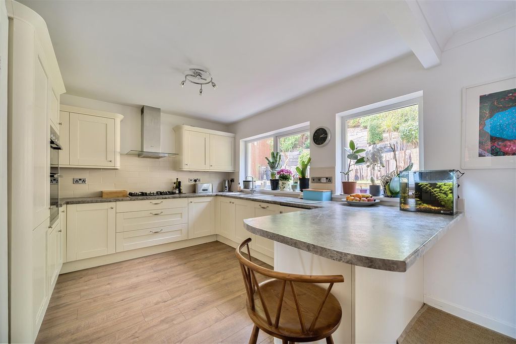 Property photo 1 of 24 1299264-13-683F0F62Da17B.Jpg